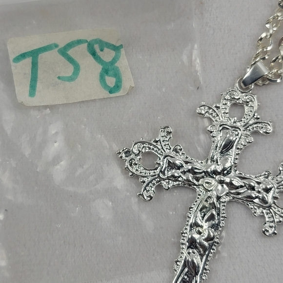 NWOT large silver colored cross on chunky 22" chain - Picture 5 of 5